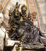 Alexander VIII., Grabmal S. Pietro in Vaticano, Ehrenstatue