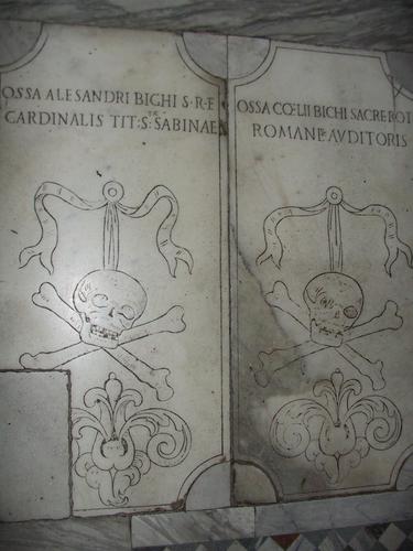 Alessandro Bichi, Grabmal S. Sabina, Bodenplatte der Grablege
