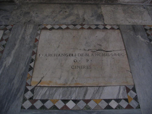 Archangelo de Bianchi, Grabmal S. Sabina, Bodenplatte über der Grablege
