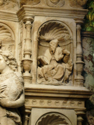 Balthasar de Moscoso y Sandoval, Grabmal S. Maria, Nischenfigur oben rechts