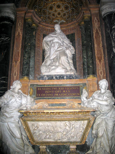 Benedikt XIII., Grabmal S. Maria sopra Minerva, Gesamtansicht Ausschnitt