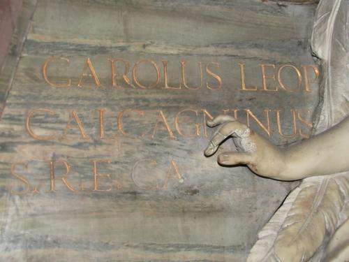Carlo Leopoldo Calcagnini, Grabmal S. Andrea della Fratte, Inschrift