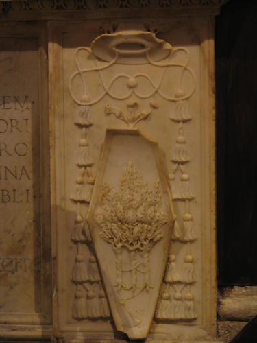 Domenico Capranica, Grabmal S. Maria sopra Minerva, Wappen