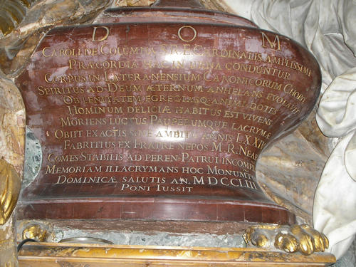 Carlo Colonna, Grabmal SS. Apostoli, Sarkophag mit Inschrift