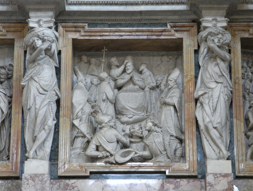 Clemens VIII., Grabmal S. Maria Maggiore, Relief mitte oben