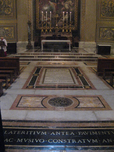 Clemens XI., Grabmal S. Pietro in Vaticano, Bodenplatte