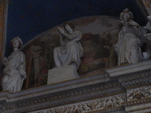 Giovanni de Castro, Grabmal S. Maria del Popolo, figürliche Darstellungen