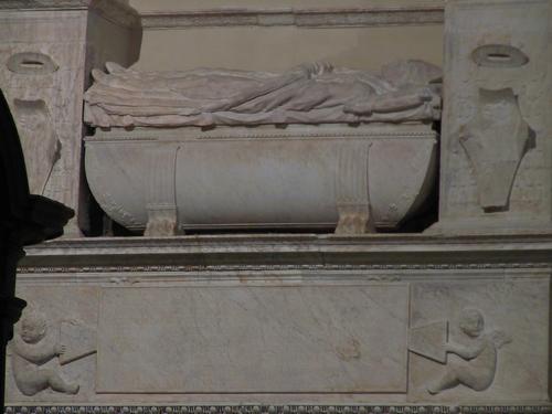 Jacobus Tebaldi, Grabmal S. Maria sopra Minerva, Sarkophag