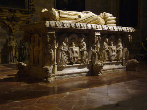 Juan de Cervantes, Grabmal S. Maria de la Sede, Sarkophag und Kardinalsfigur