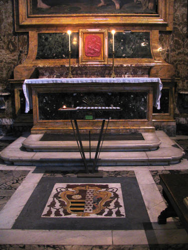 Fabrizio Paolucci, Grabmal S. Marcello al Corso, Standort Cappella Paolucci, Altar, Boden
