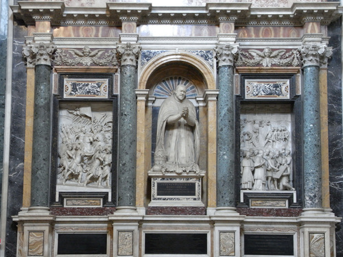 Paul V.; Grabmal S. Maria Maggiore, Detail unteres Geschoss