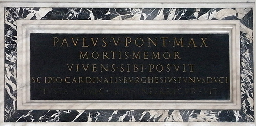 Paul V., Grabmal S. Maria Maggiore, Inschrift am Sockel der Papststatue