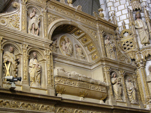Pedro Gonzalez de Mendoza, Grabmal Santa Maria, oberer Triumphbogen