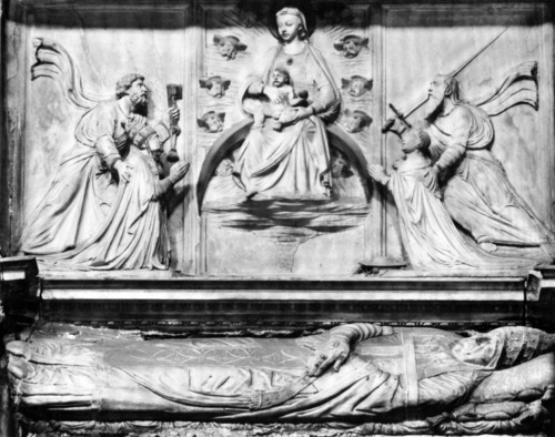 Pius II., Grabmal S. Andrea della Valle, Gisant und oberes Relief
