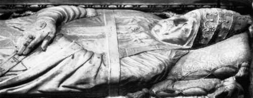 Pius II., Grabmal S. Andrea della Valle, Gisant