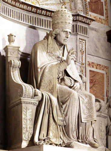 Pius VII., Grabmal S. Pietro in Vaticano, Ehrenstatue
