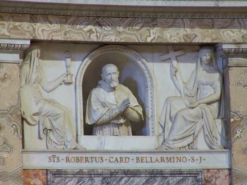 Roberto Bellarmino, Grabmal SS. Nome di Gesù, Kardinalsstatue