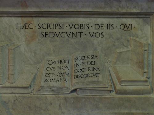 Stanislao Hosius, Grabmal S. Maria in Trastevere, Relief und Inschrift